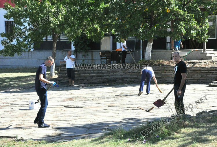 Доброволци облагородяват площада на с.Долно Войводино