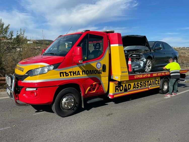 Тежка катастрофа при Дрянова глава преди минути, докараха по „зелен коридор“двама пострадали до болницата в Кърджали