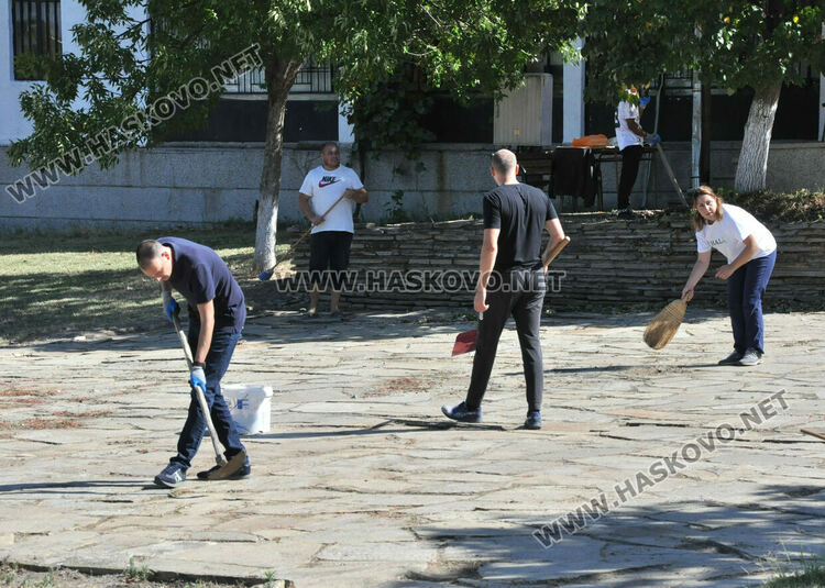 Доброволци облагородяват площада на с.Долно Войводино