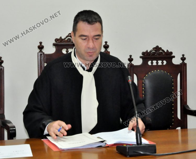 9 месеца пробация за мъж, ранил с бутилка полицай