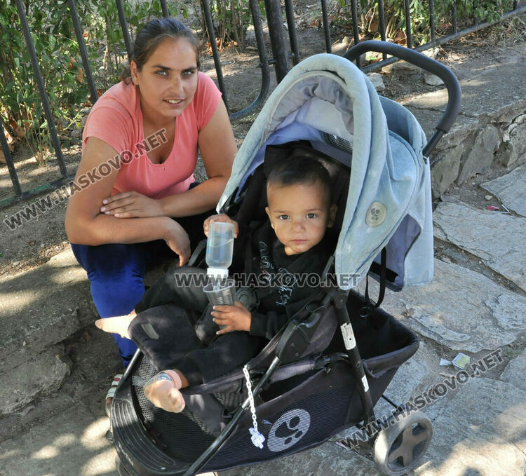 Доброволци облагородяват площада на с.Долно Войводино