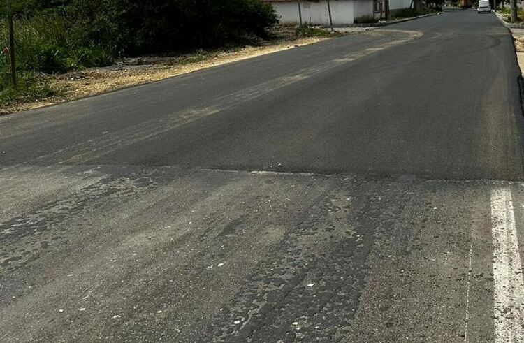 Затруднено движение в кв. "Горни Воден", полагат асфалт на главна улица 