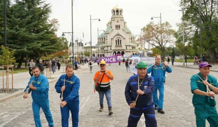 Миньорите и енергетиците протестират в София