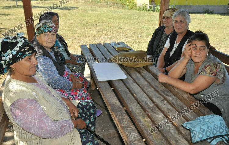 Доброволци облагородяват площада на с.Долно Войводино