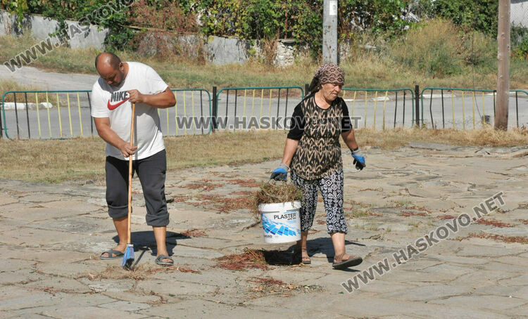 Доброволци облагородяват площада на с.Долно Войводино