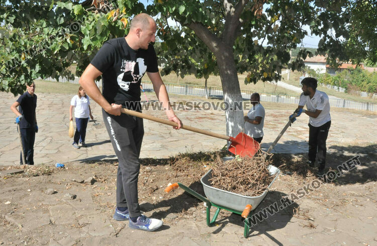 Доброволци облагородяват площада на с.Долно Войводино