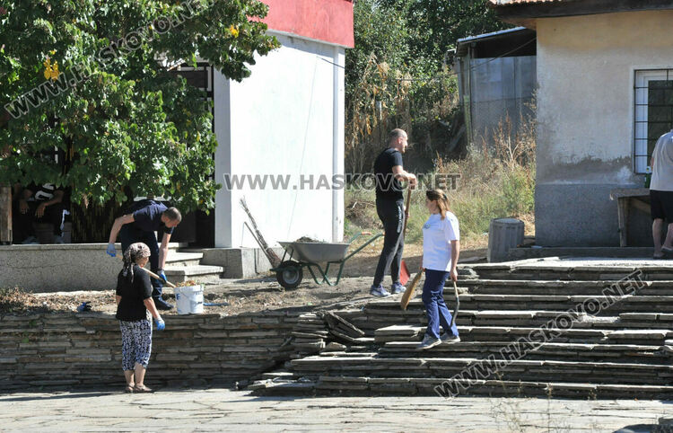 Доброволци облагородяват площада на с.Долно Войводино