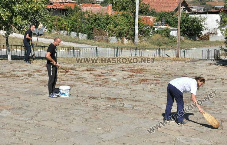 Доброволци облагородяват площада на с.Долно Войводино