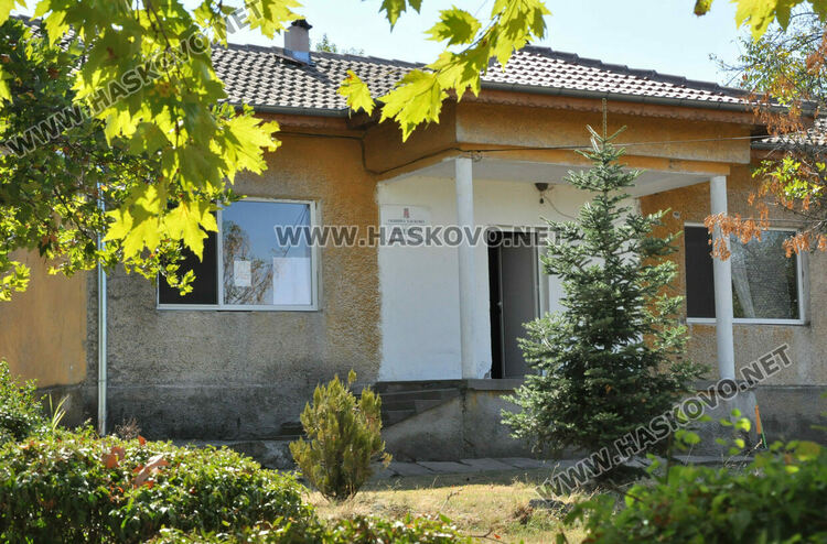 Доброволци облагородяват площада на с.Долно Войводино