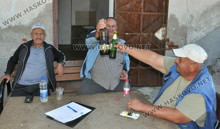 Доброволци облагородяват площада на с.Долно Войводино