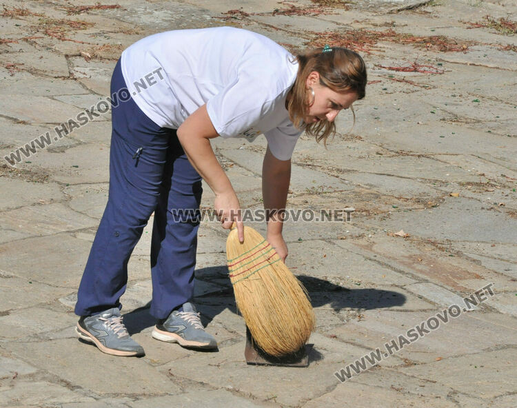 Доброволци облагородяват площада на с.Долно Войводино