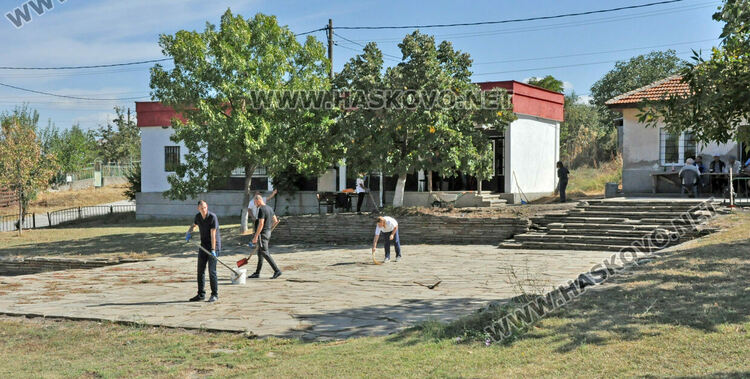 Доброволци облагородяват площада на с.Долно Войводино