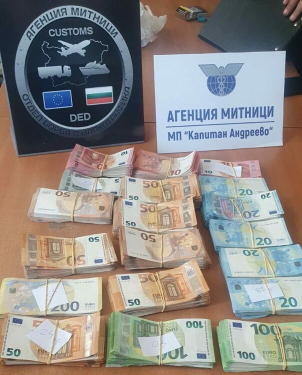 Пътник от автобус се издаде за контрабандни евро