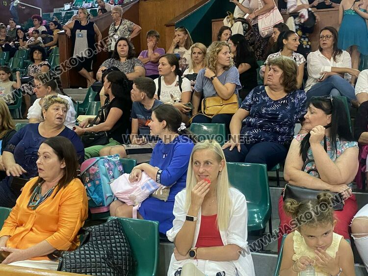 Благотворителен концерт на местните състави събра пари за лечението на Златина и изпрати подкрепата си към нея