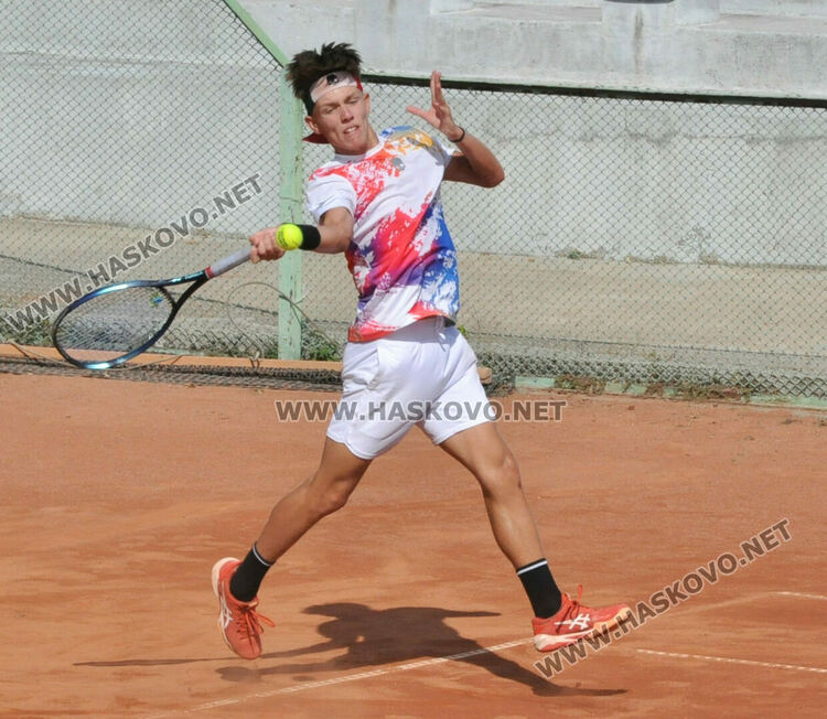 Мартин Бонев триумфира на държавния тенис турнир в Хасково