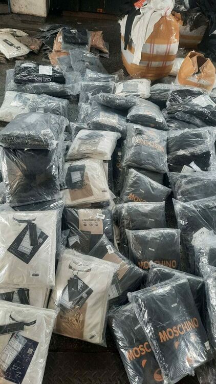 Откриха фалшиви стоки, стимуланти за полова мощ и чай за отслабване в тир