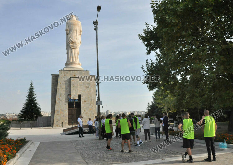 Служителите на екоинспекцията и на Община Хасково с показно на Ямача за добър дневен тонус