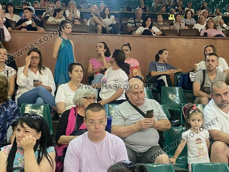 Благотворителен концерт на местните състави събра пари за лечението на Златина и изпрати подкрепата си към нея