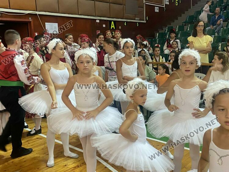 Благотворителен концерт на местните състави събра пари за лечението на Златина и изпрати подкрепата си към нея