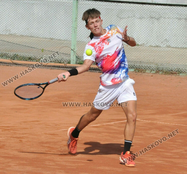 Мартин Бонев триумфира на държавния тенис турнир в Хасково