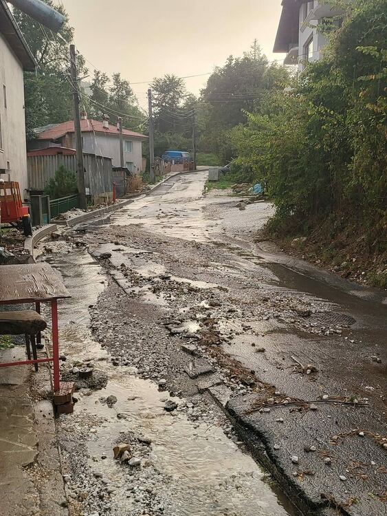 След пороя улици в Смолян се покриха с кал и чакъл от "водния цикъл"