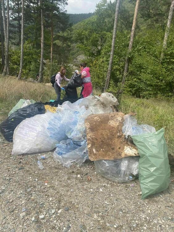 Служители на Община Девин с поредната акция по почистване