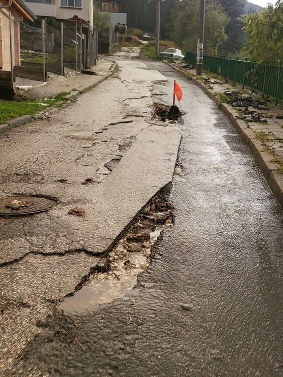 След пороя улици в Смолян се покриха с кал и чакъл от "водния цикъл"