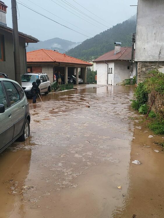 След пороя улици в Смолян се покриха с кал и чакъл от "водния цикъл"
