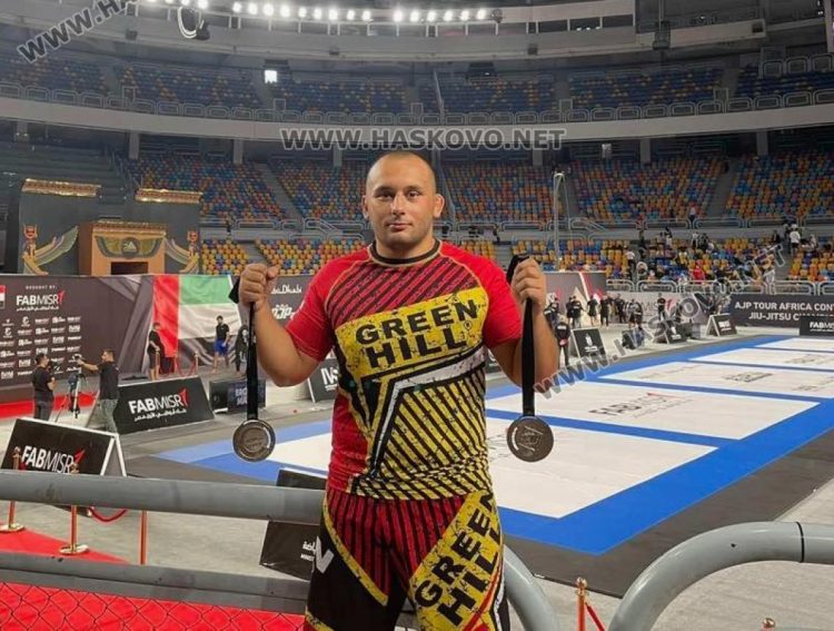 Радослав Русев е вицешампион в две категории по бразилско джиу джицу в Африка