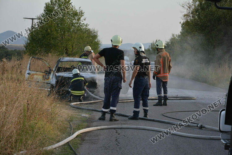 Кола се запали, не успяха да намерят шофьора