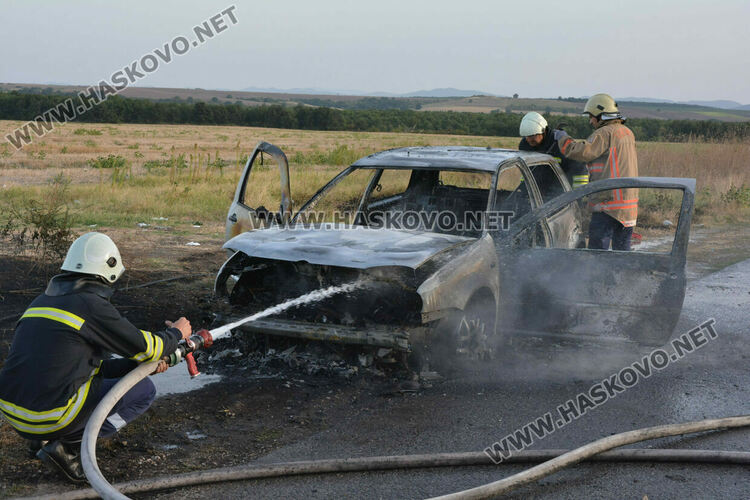 Кола се запали, не успяха да намерят шофьора