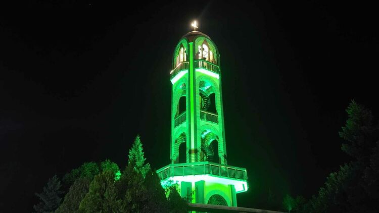 Камбанарията в Хасково беше осветена в  зелено в подкрепа на хората с митохондриални заболявания
