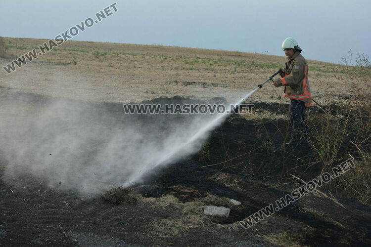 Кола се запали, не успяха да намерят шофьора
