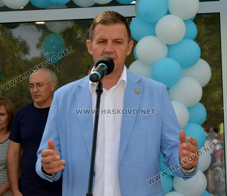 Хасково вече има закрит спортен плувен басейн