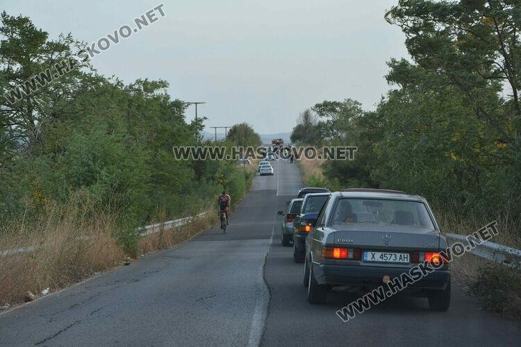 Кола се запали, не успяха да намерят шофьора