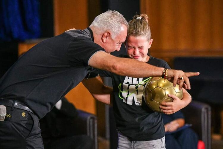 Гвардейци от Езиковата гимназия се срещнаха с Христо Стоичков в рамките на проект