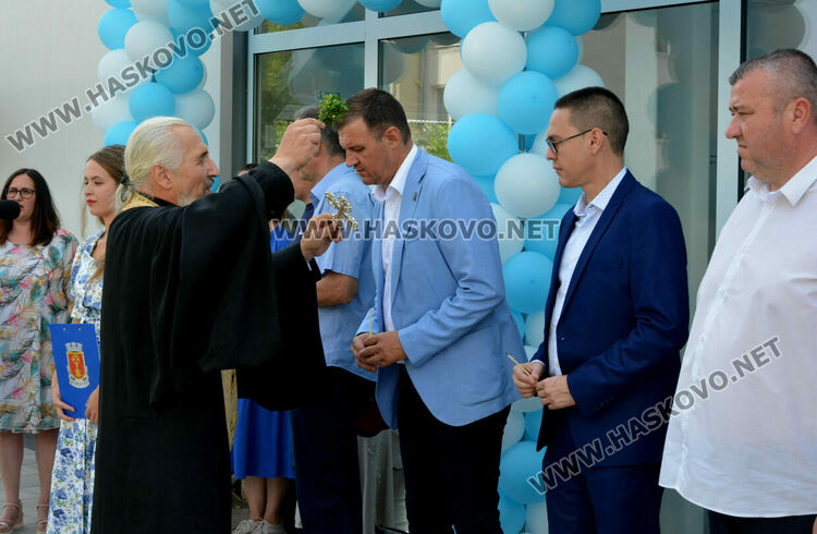 Хасково вече има закрит спортен плувен басейн