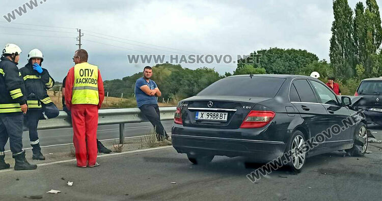 Мерцедес се заби в Рено край Хасково