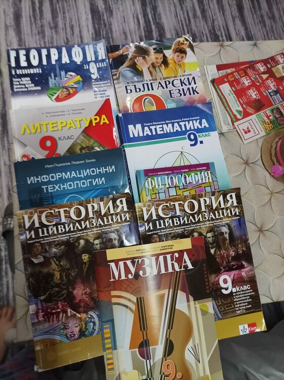 Средношколци в Кърджали искат да изкарат годината без учебници, майките им търсят във Фейсбук помагалата