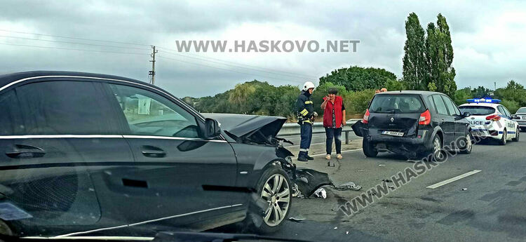 Мерцедес се заби в Рено край Хасково