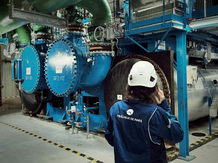 Париж бори жегата с фонтани на покривите