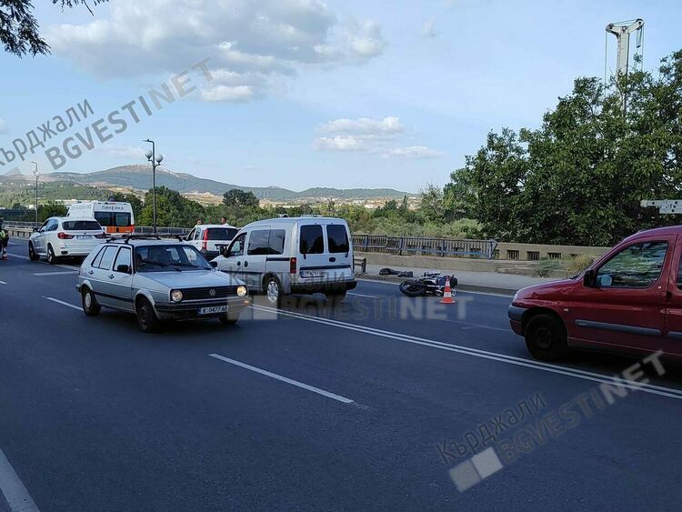 Кола блъсна мотоциклетист на Арденски мост в Кърджали,настанен е в болницата