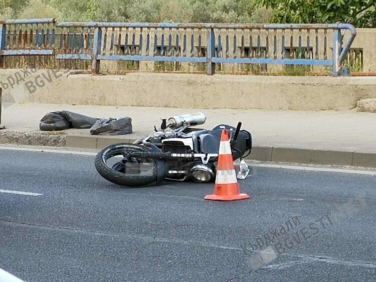 Кола блъсна мотоциклетист на Арденски мост в Кърджали,настанен е в болницата