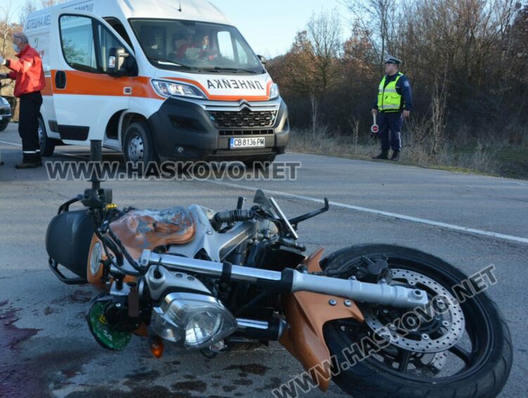 32-годишен моторист пострада при удар от кола