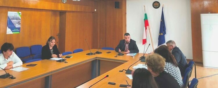 Областният управител Захари Сираков проведе среща във връзка с изпълнението на „Интегриран воден проект на агломерация Смолян“