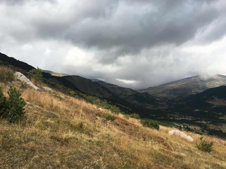 Облачно, възможни локални, временно интензивни извалявания и гръмотевици
