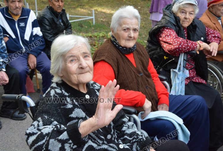 С много настроение и приятели отбелязаха Деня на възрастните хора в дома на "Кенана"
