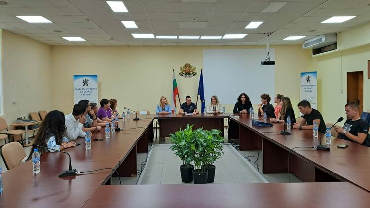 Ученици от ПМГ-Хасково и от още 3 държави гостуваха в Областна администрация