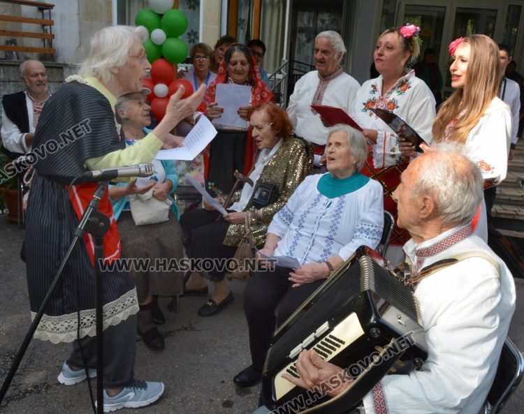 С много настроение и приятели отбелязаха Деня на възрастните хора в дома на "Кенана"