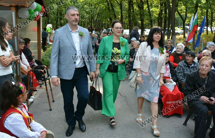 С много настроение и приятели отбелязаха Деня на възрастните хора в дома на "Кенана"